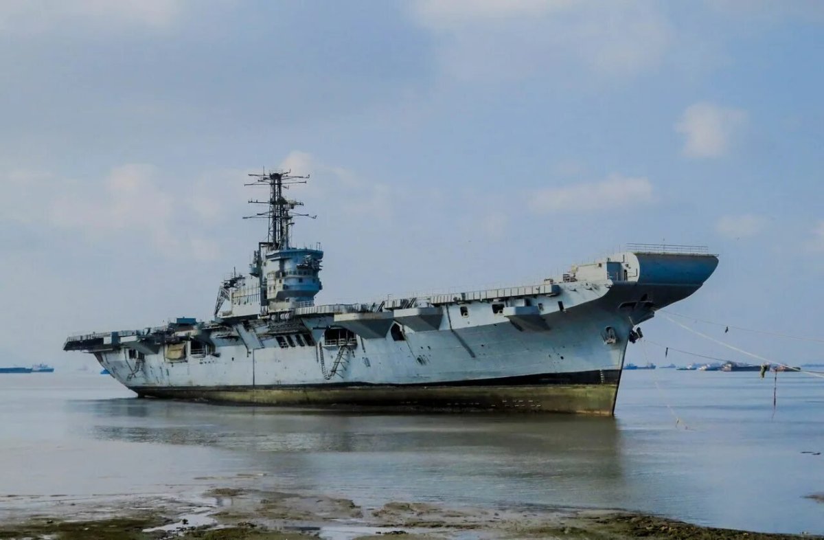 Авианосец HMS Hermes