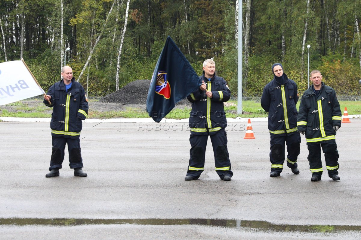 Спасатели в аэропорту
