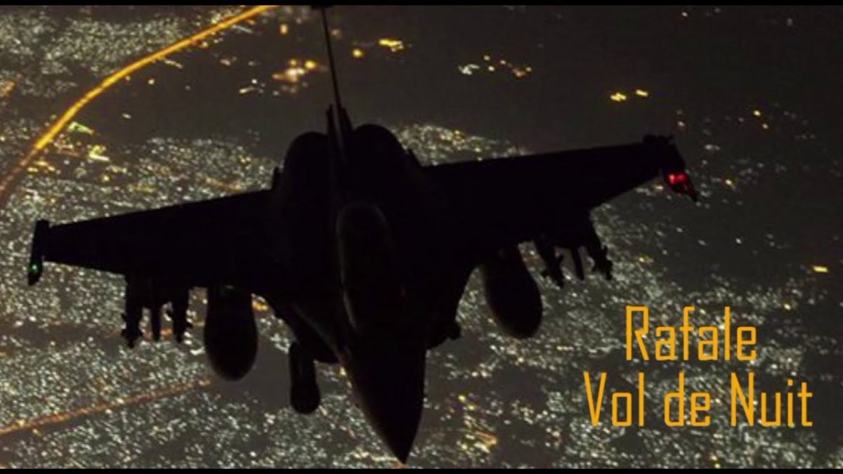 Самолет Рафаль в ночи