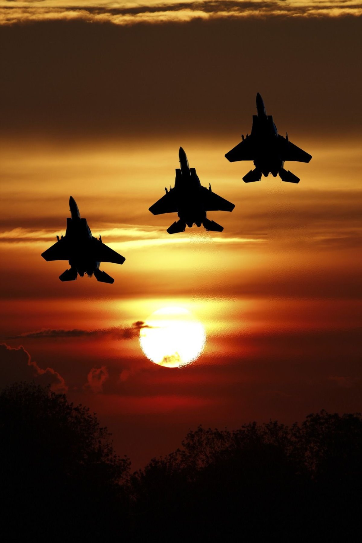 Военный самолет на закате