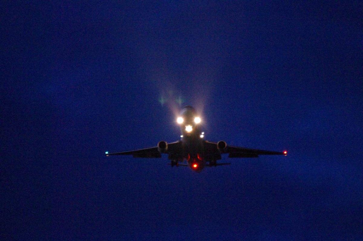 Военные самолеты в ночном небе