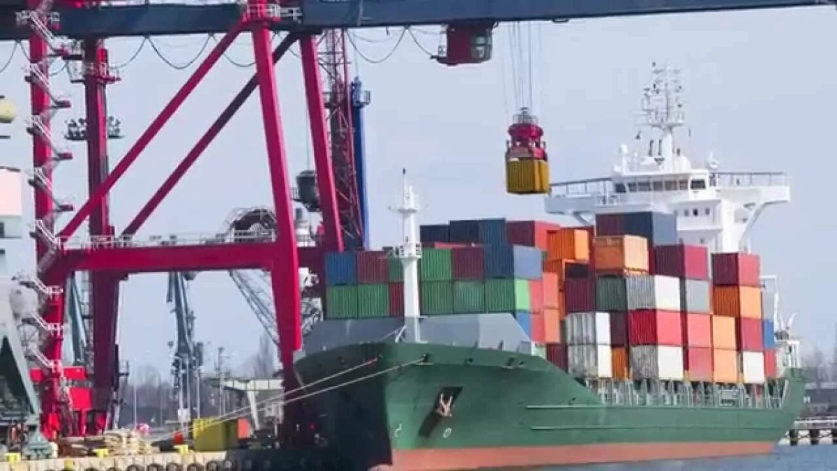 Погрузка контейнеров на судно