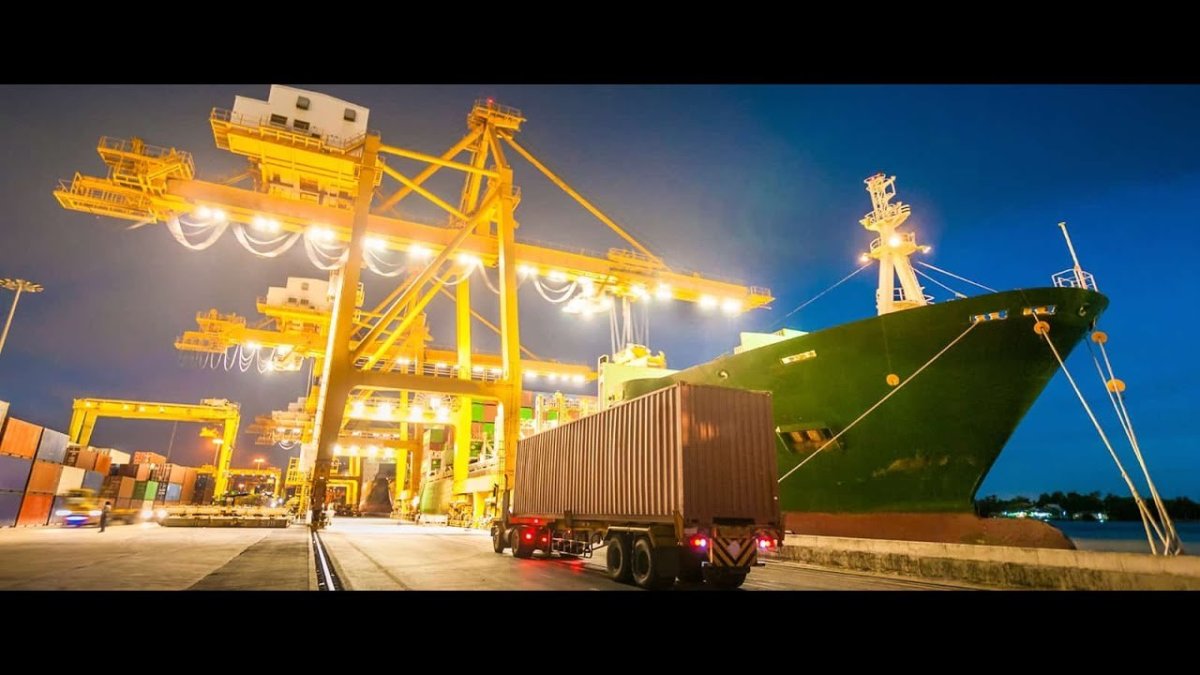 Контейнеры в порту