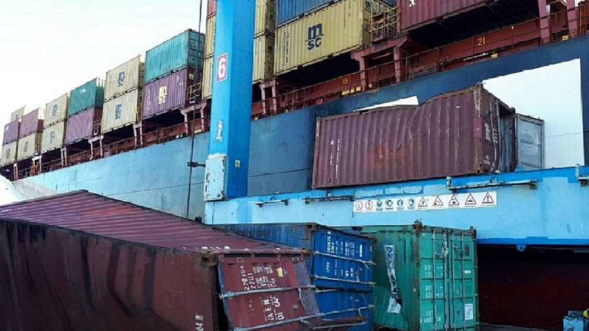 Грузовой трюм контейнеровоза