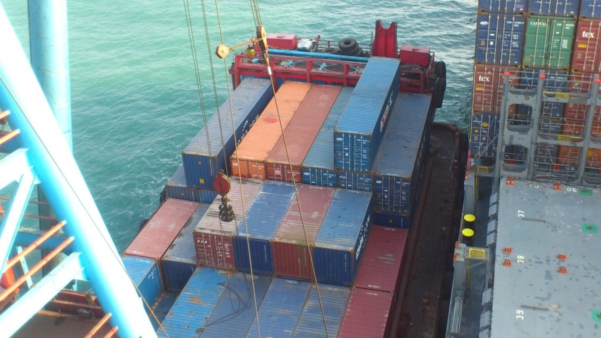 Контейнеровоз выгрузка спереди