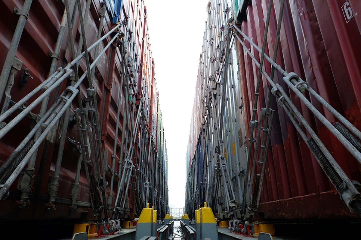 Крепеж контейнеров на судне