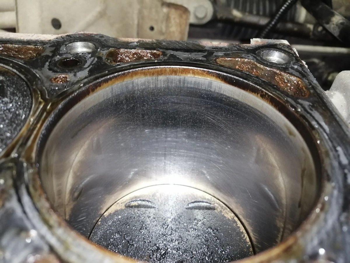 Задиры на юбке поршня