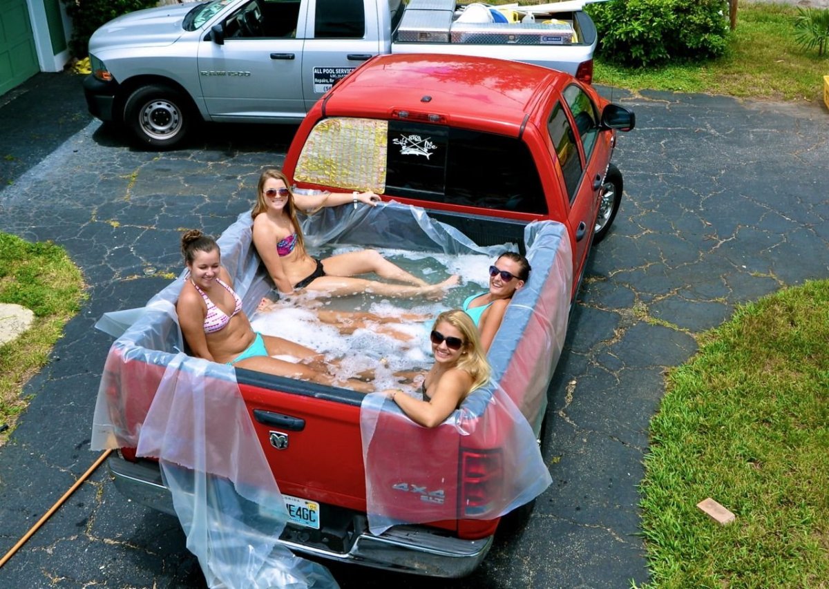 Бассейн в кузове пикапа