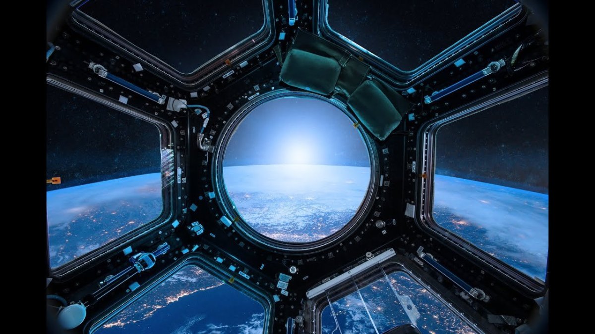 МКС внутри иллюминатор