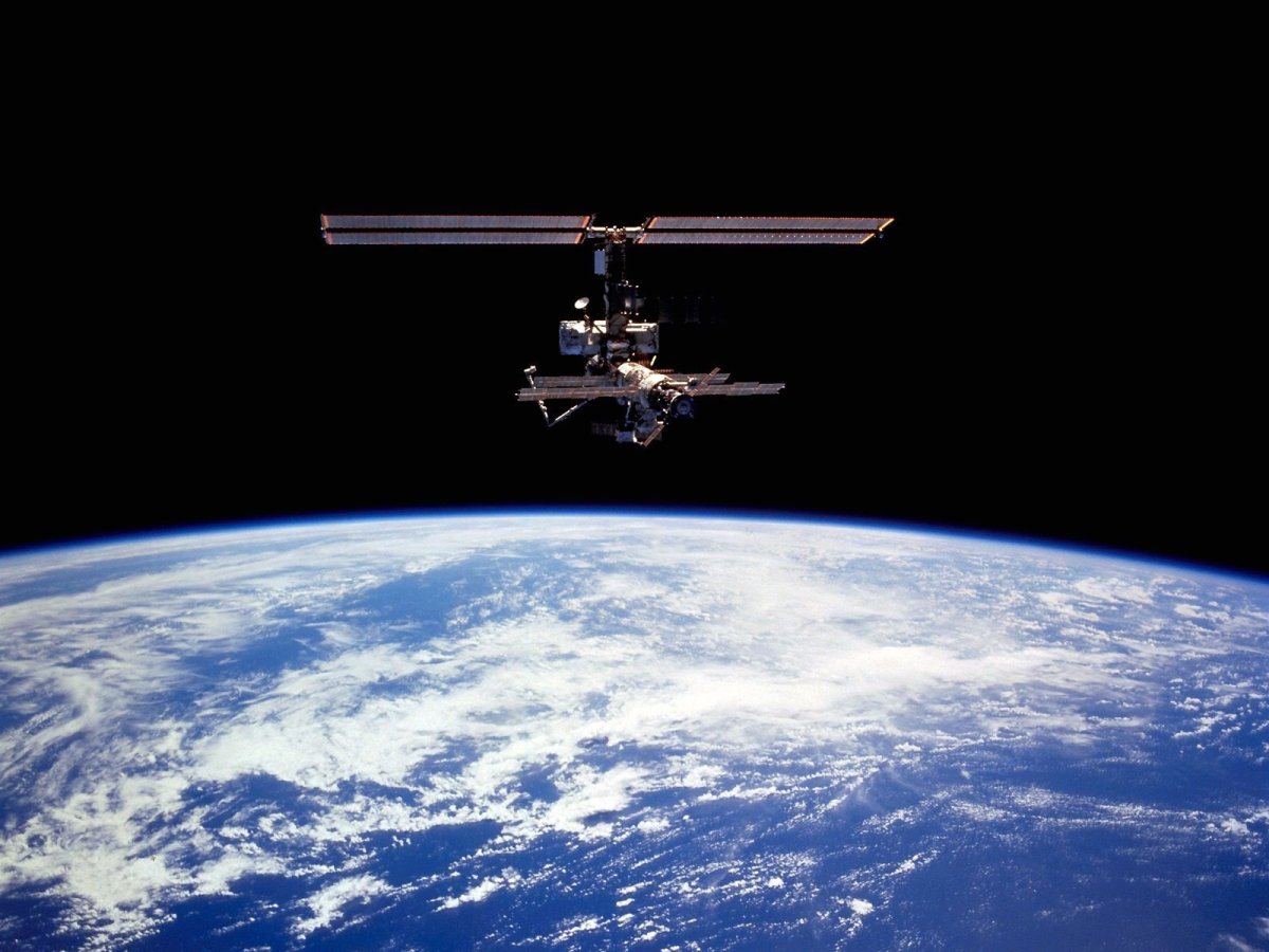 Спутник в космосе