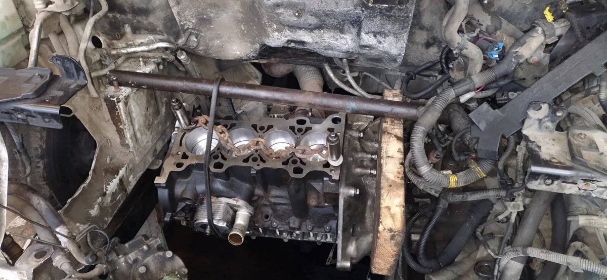 Мотор dodge Caravan 2.4