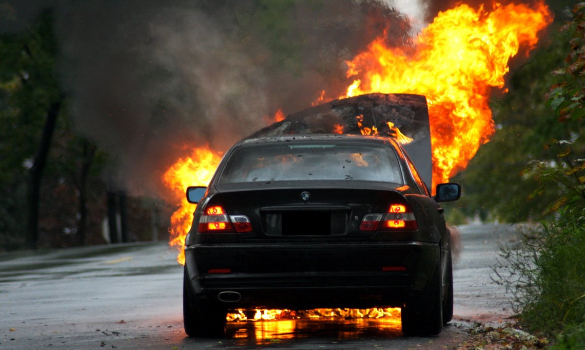 Горящая БМВ м5
