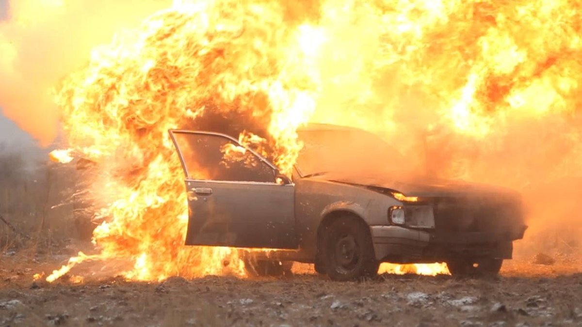 Горящая машина на заднем фоне