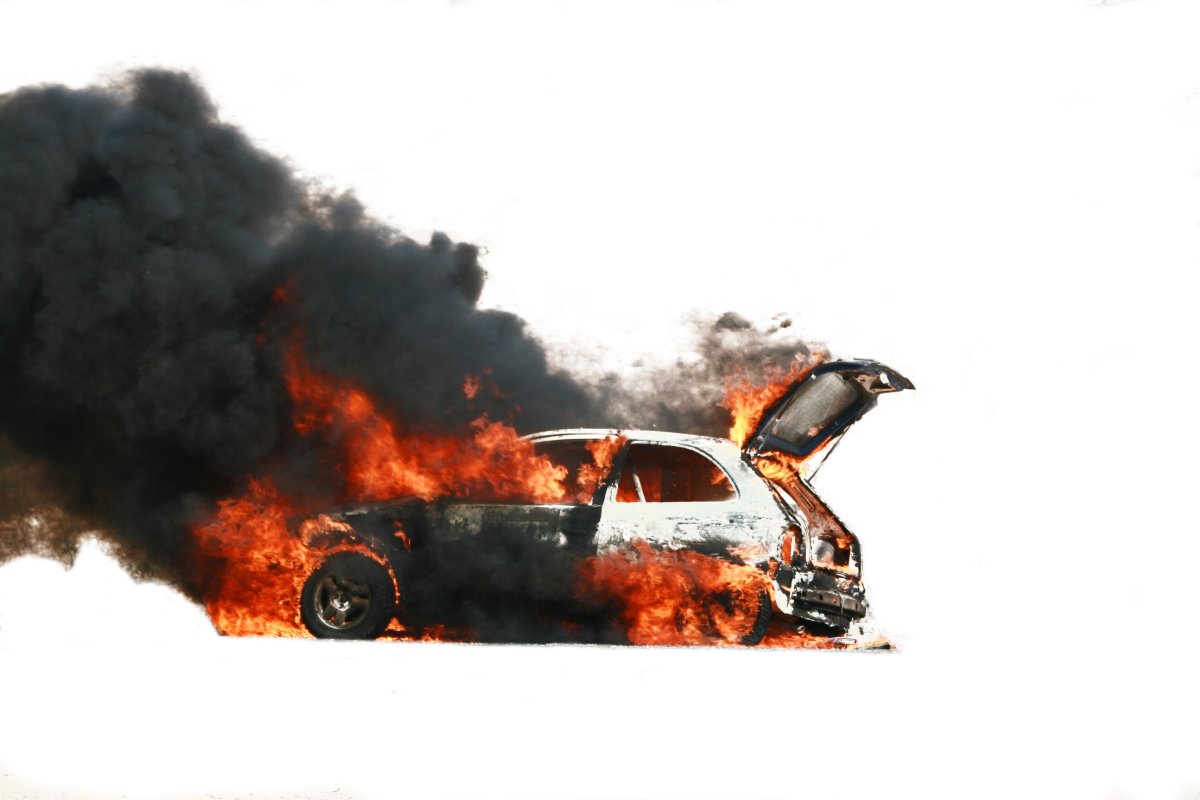 Разбитая горящая машина
