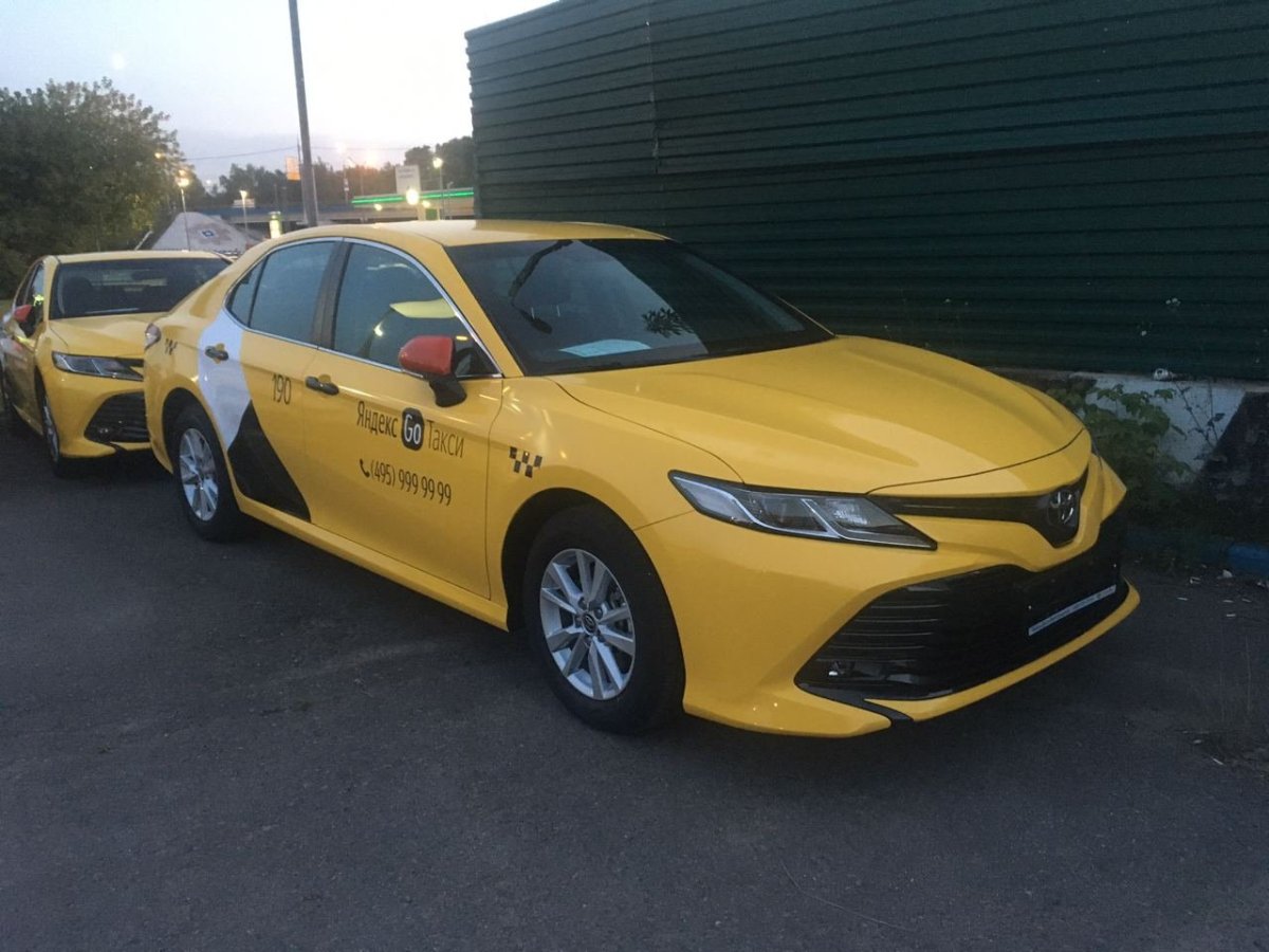 Тойота Камри желтая такси