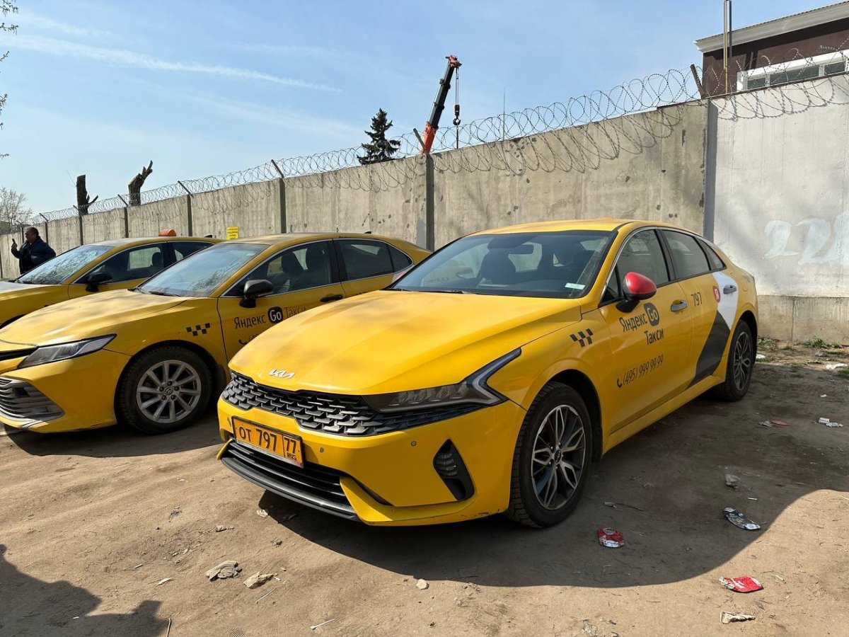 Машина желтая