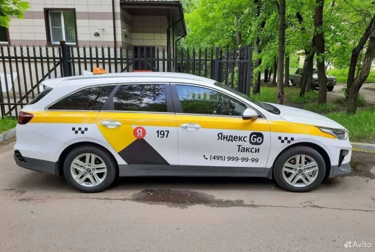 Машины Яндекс такси комфорт плюс