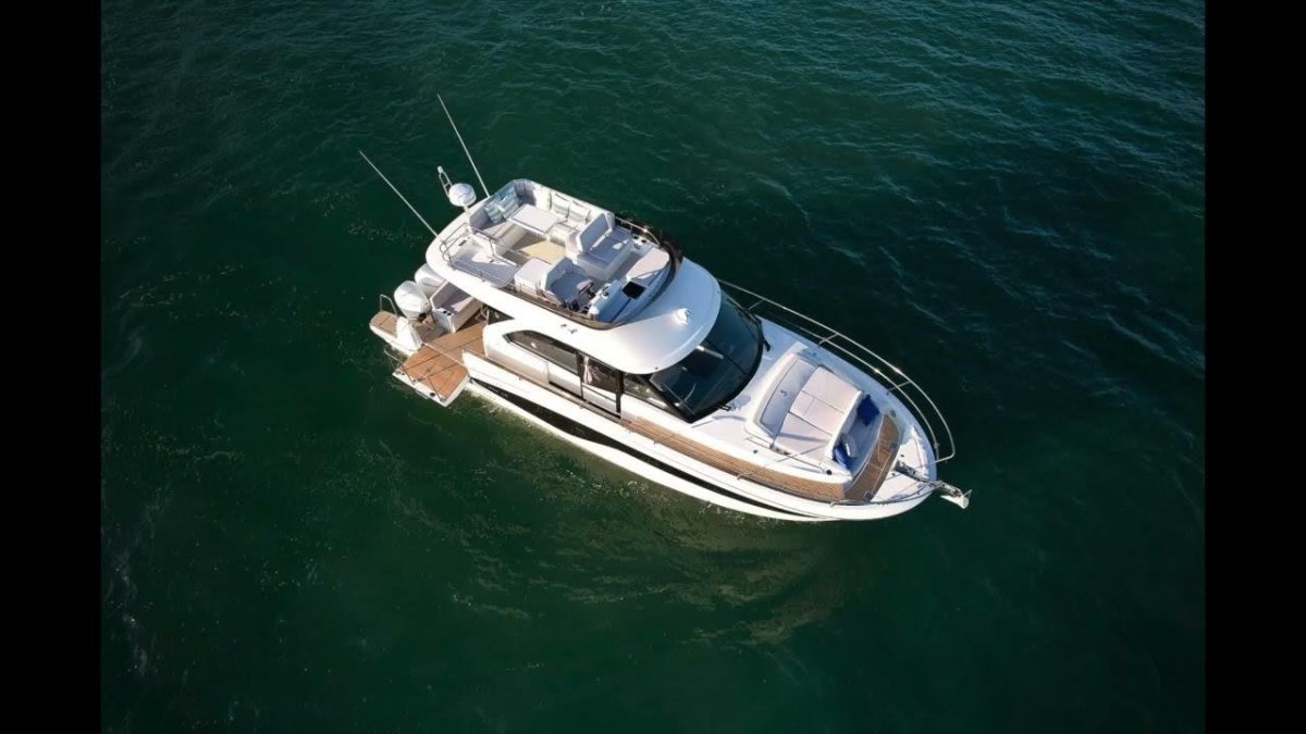 Катер Beneteau Antares 11