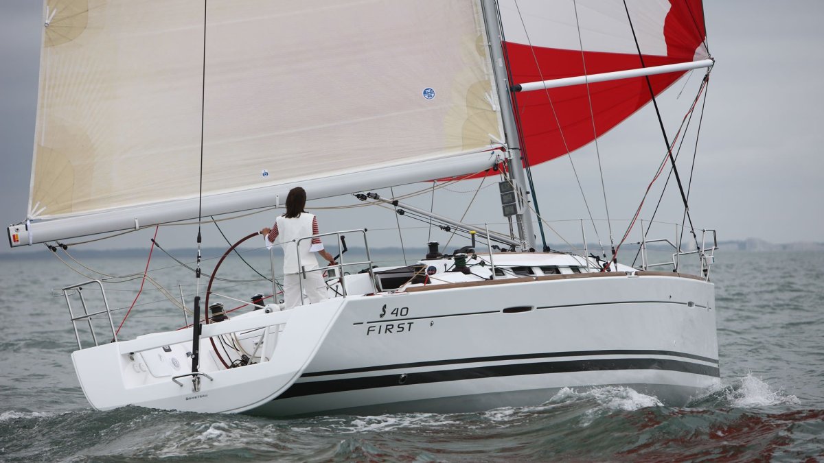 Яхта first 40.7