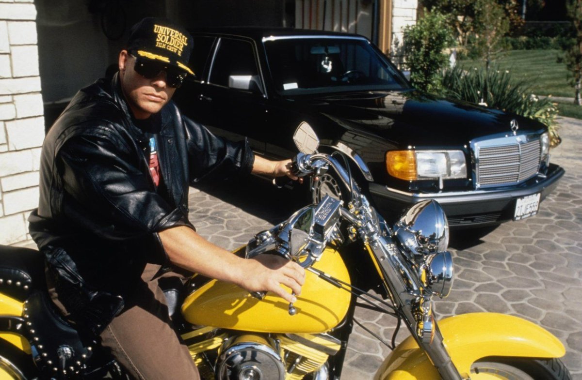 Жан-Клод Ван Дамм на мотоцикле