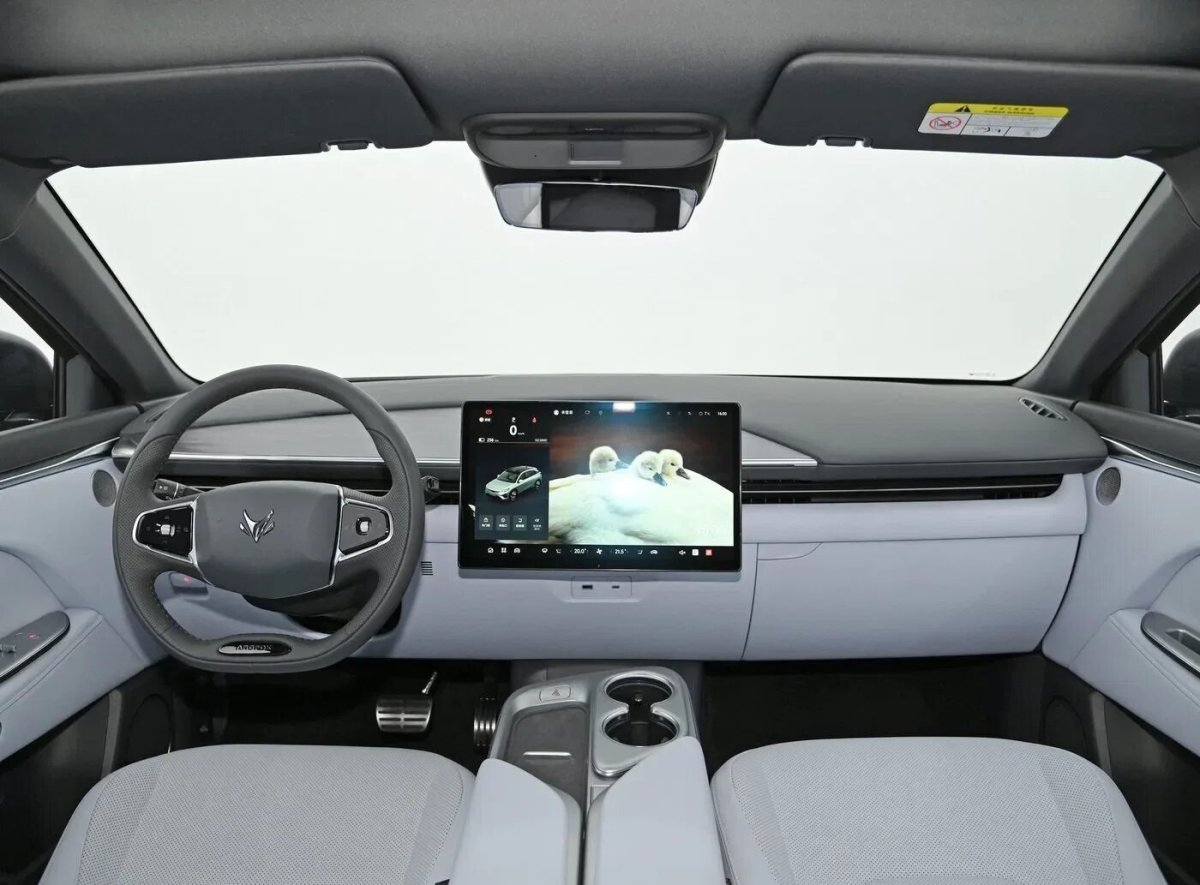 Тесла модел 3 салон