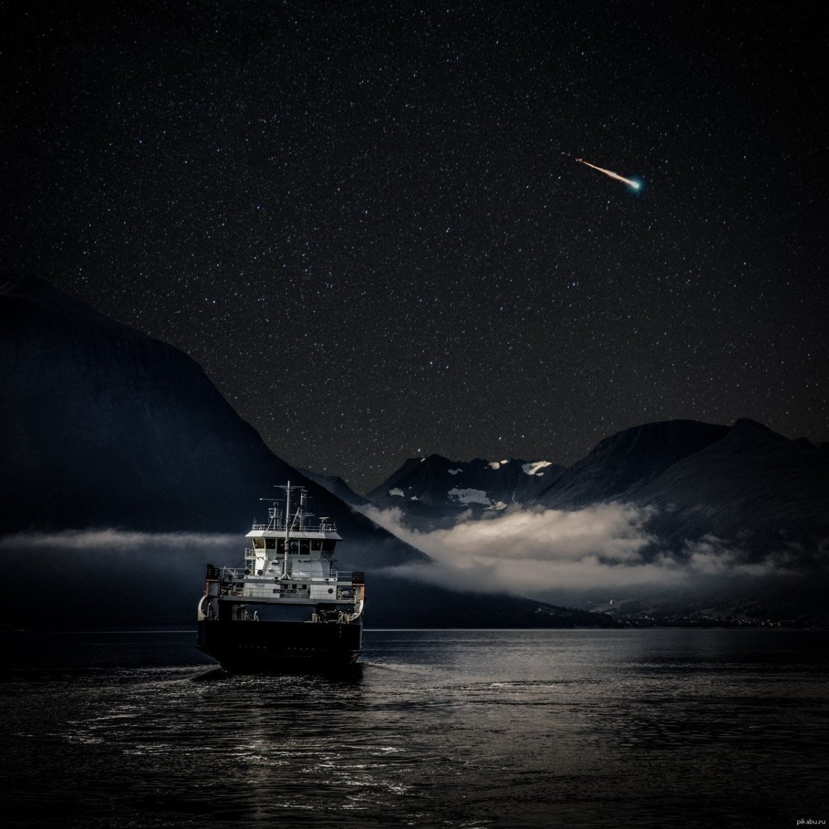 Ночное море с кораблем