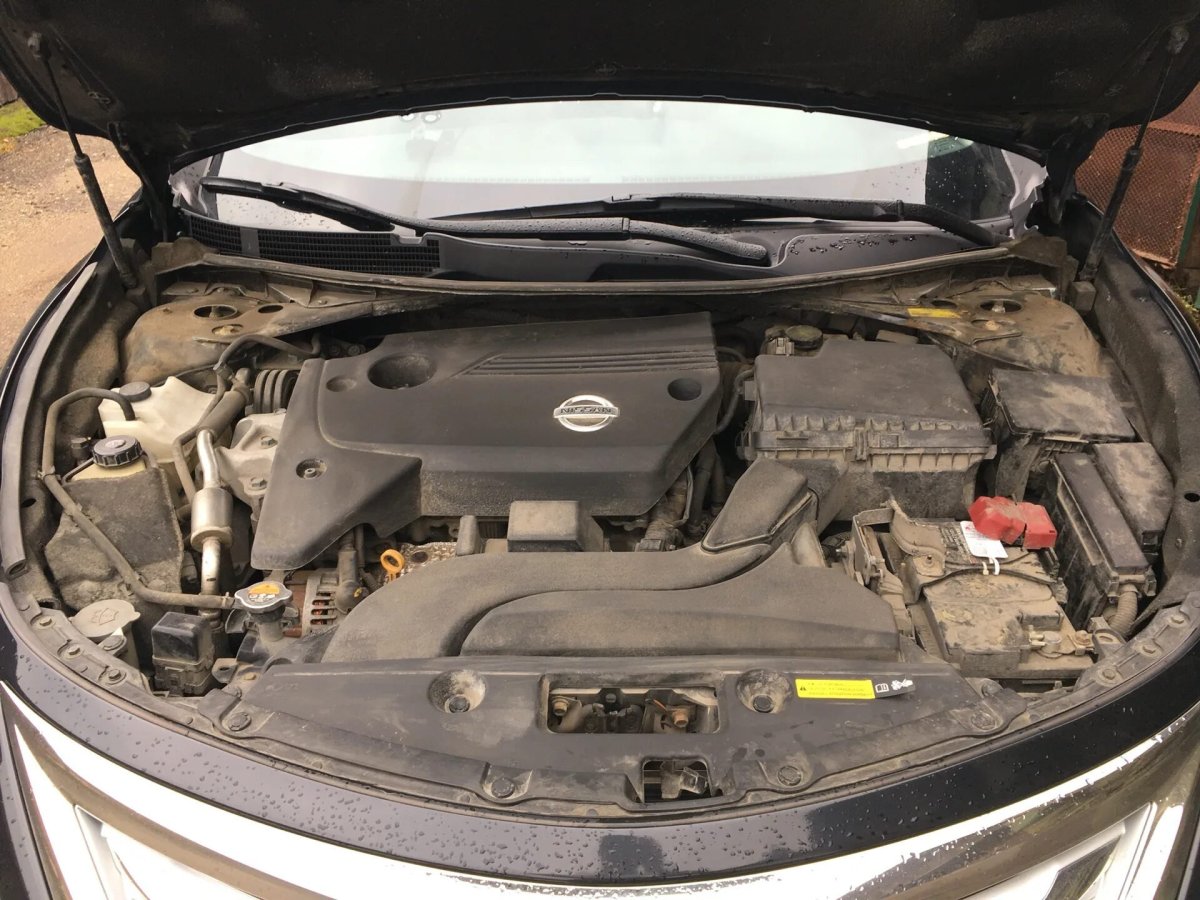 Ниссан Теана подкапотное пространство