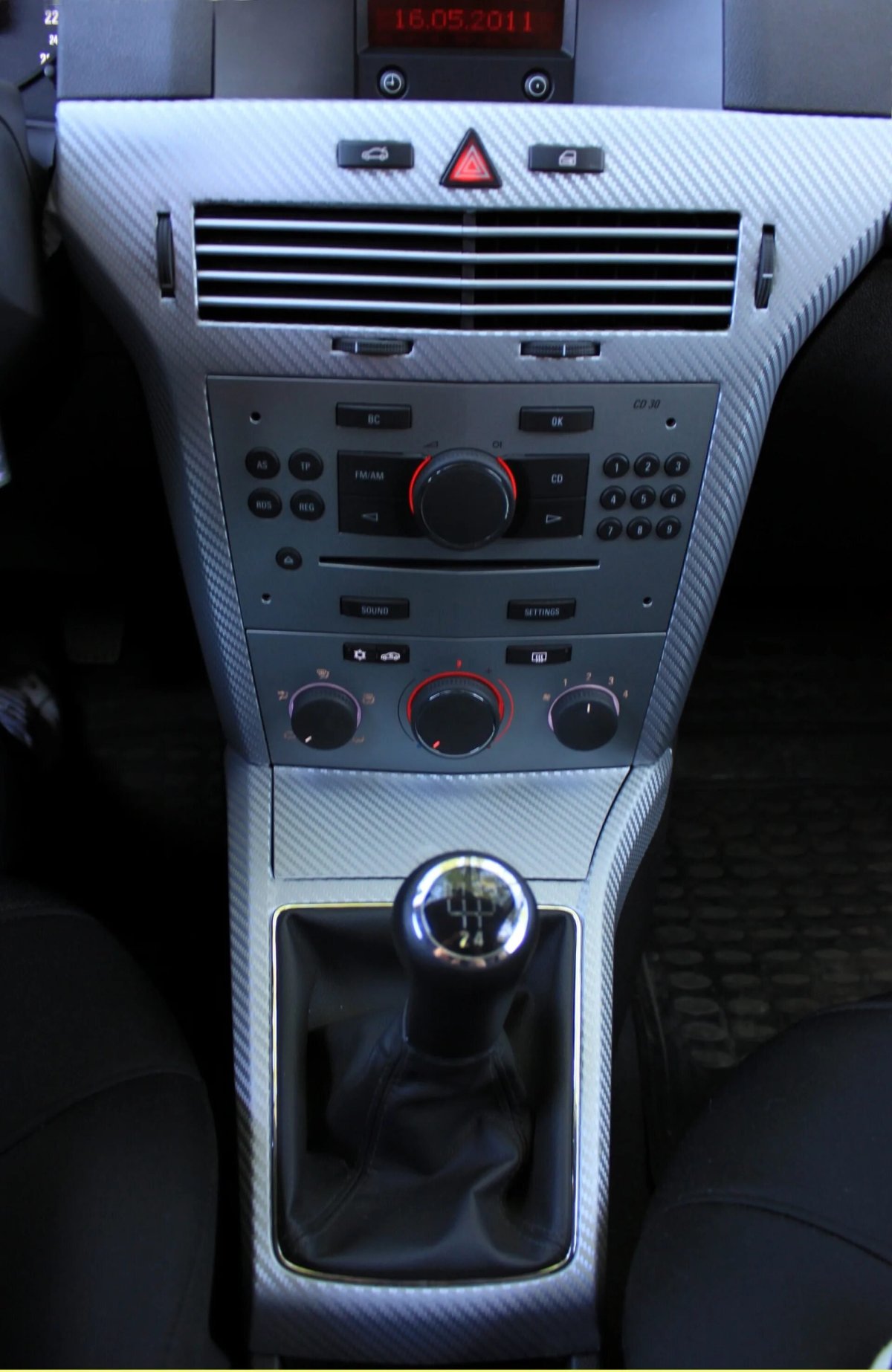 Опель Астра н панель карбон