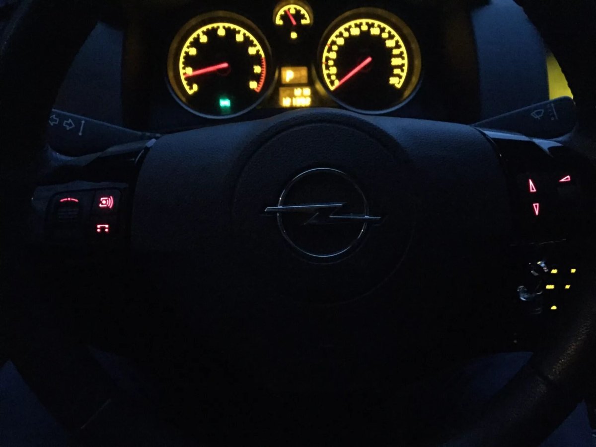 Opel Astra 2008 салон ночью