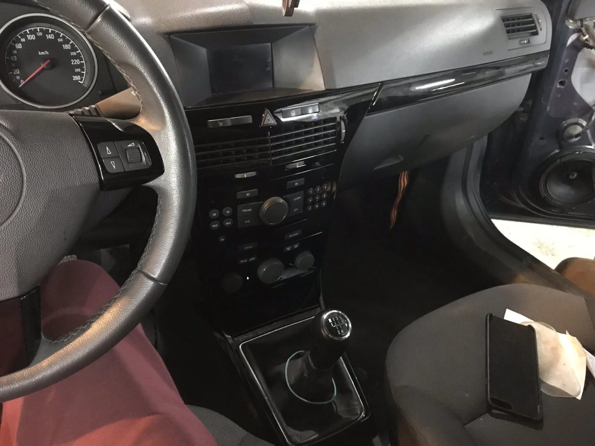 Чёрный вставки в салоне Опель Астра h