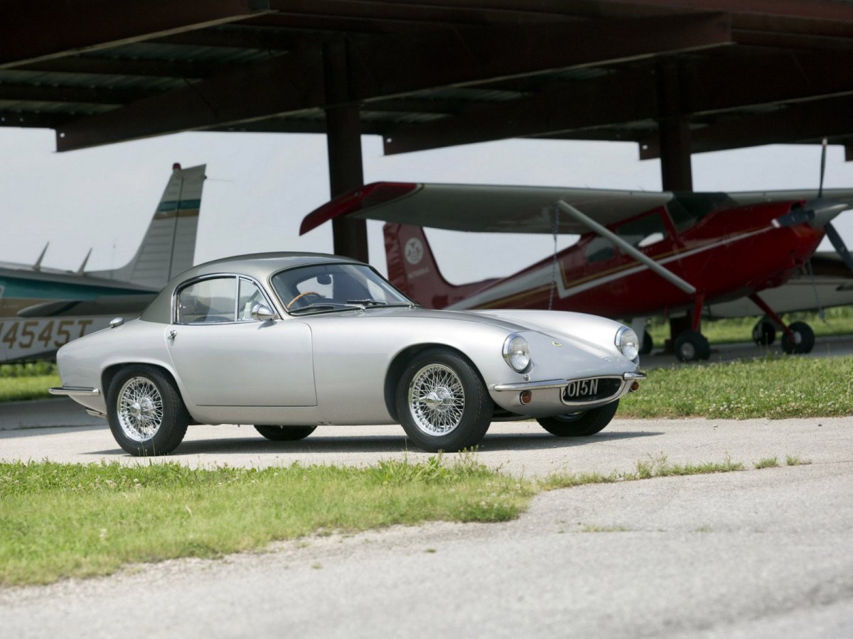 Машина Лотус Бельмондо