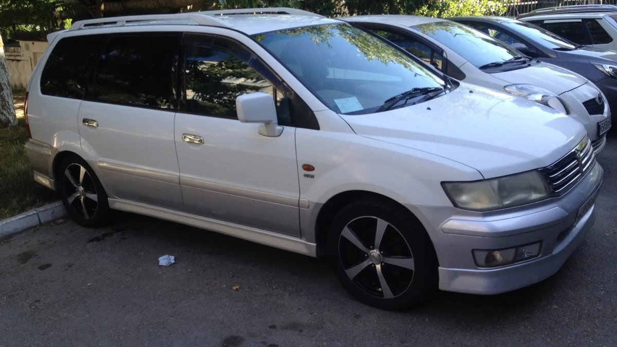 Mitsubishi Chariot Grandis 1999