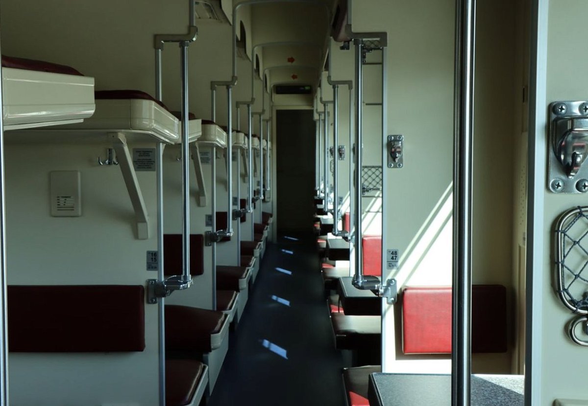 Двухэтажный плацкартный вагон