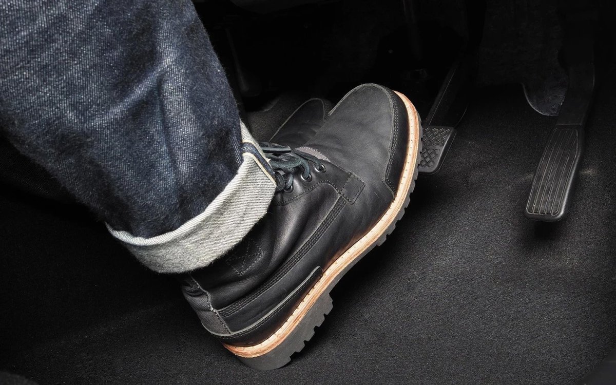 Нога нажимает на педаль газа