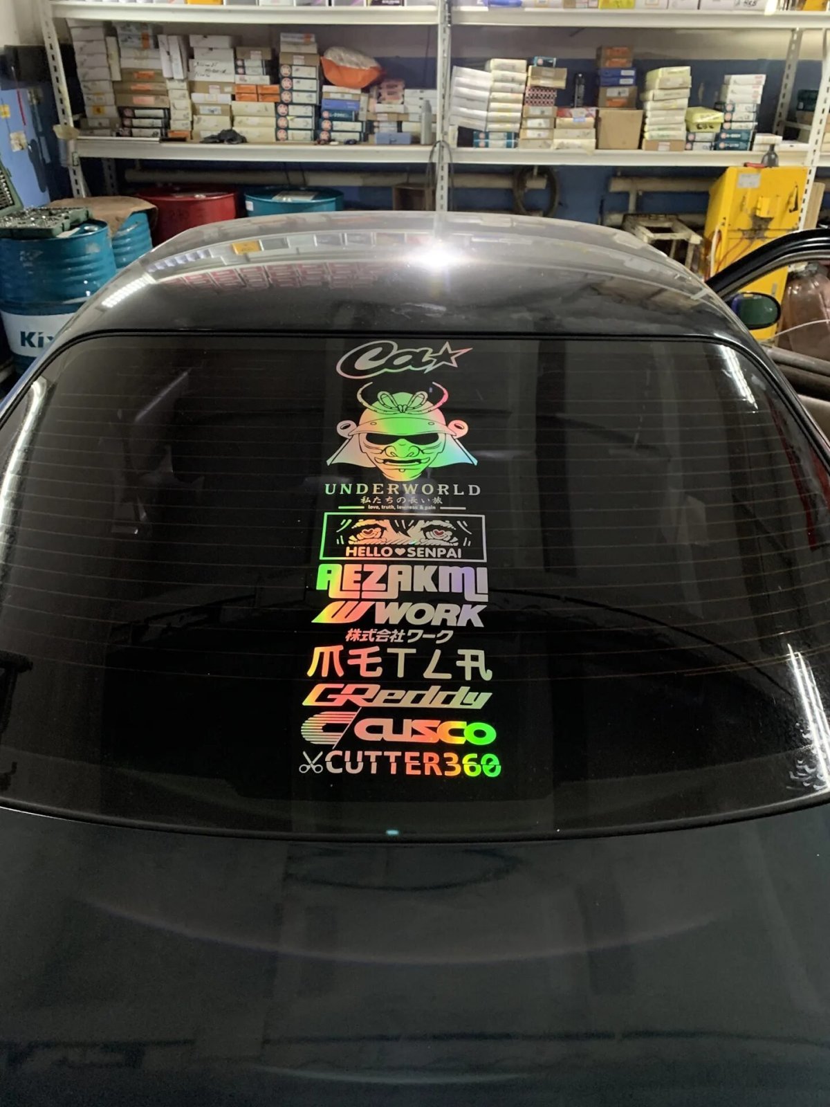 Наклейки на стекла автомобиля