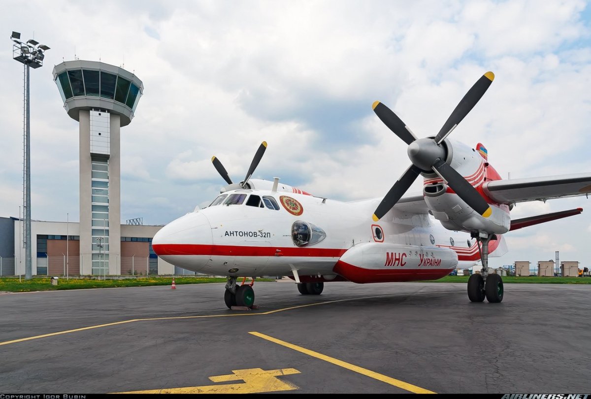 АН-32 военно-транспортный самолёт