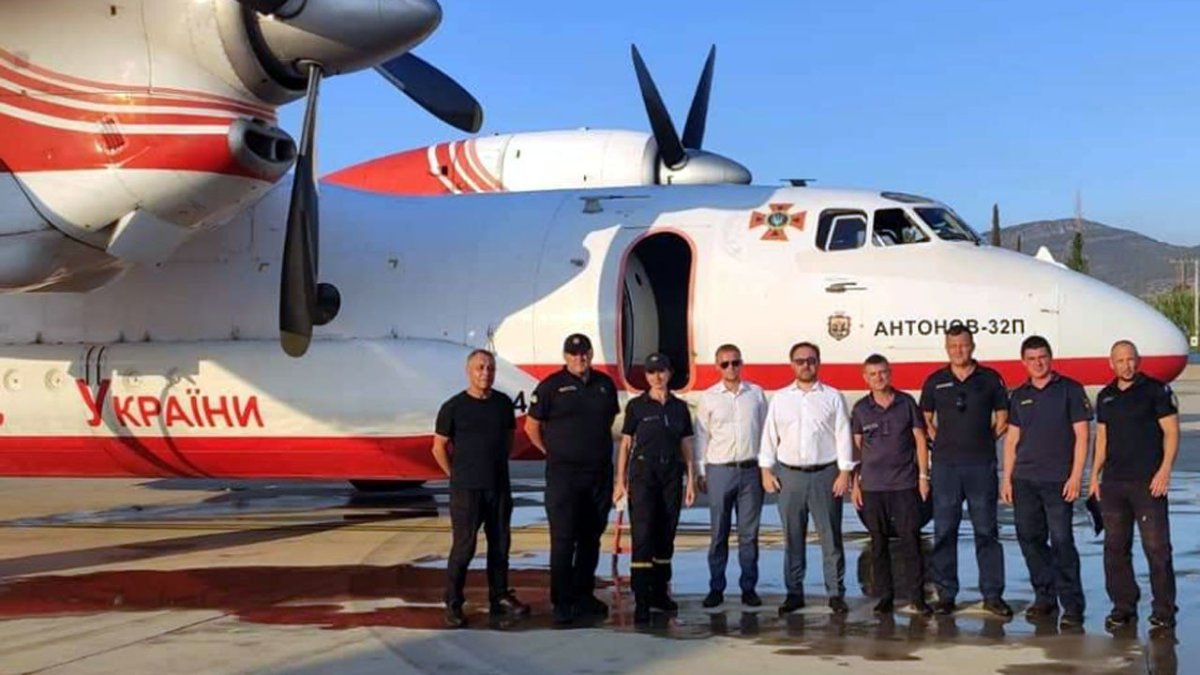 Сброс воды пожарный самолет