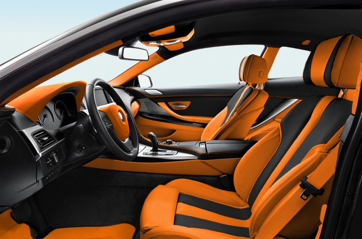 Оранжевый салон автомобиля BMW