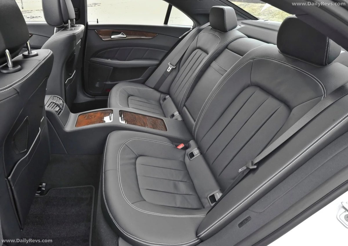 Mercedes 218 салон сзади