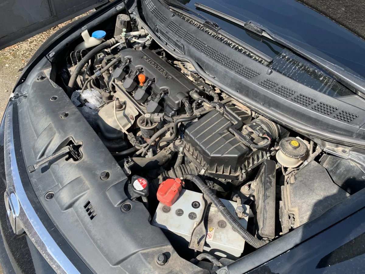 Подкапотное пространство Хонда Цивик 4д