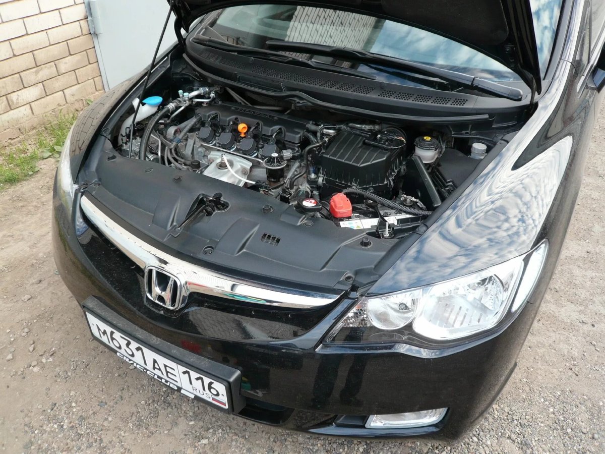 Подкапотное пространство Honda Civic 8