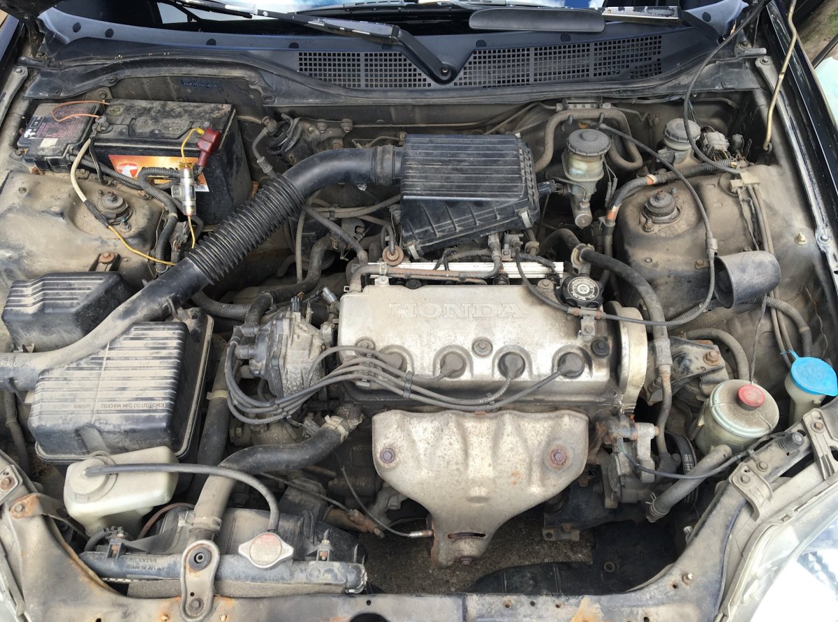 Подкапотное пространство Хонда Цивик Ферио