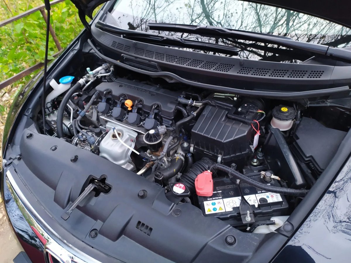 Подкапотное пространство Honda Civic 4d