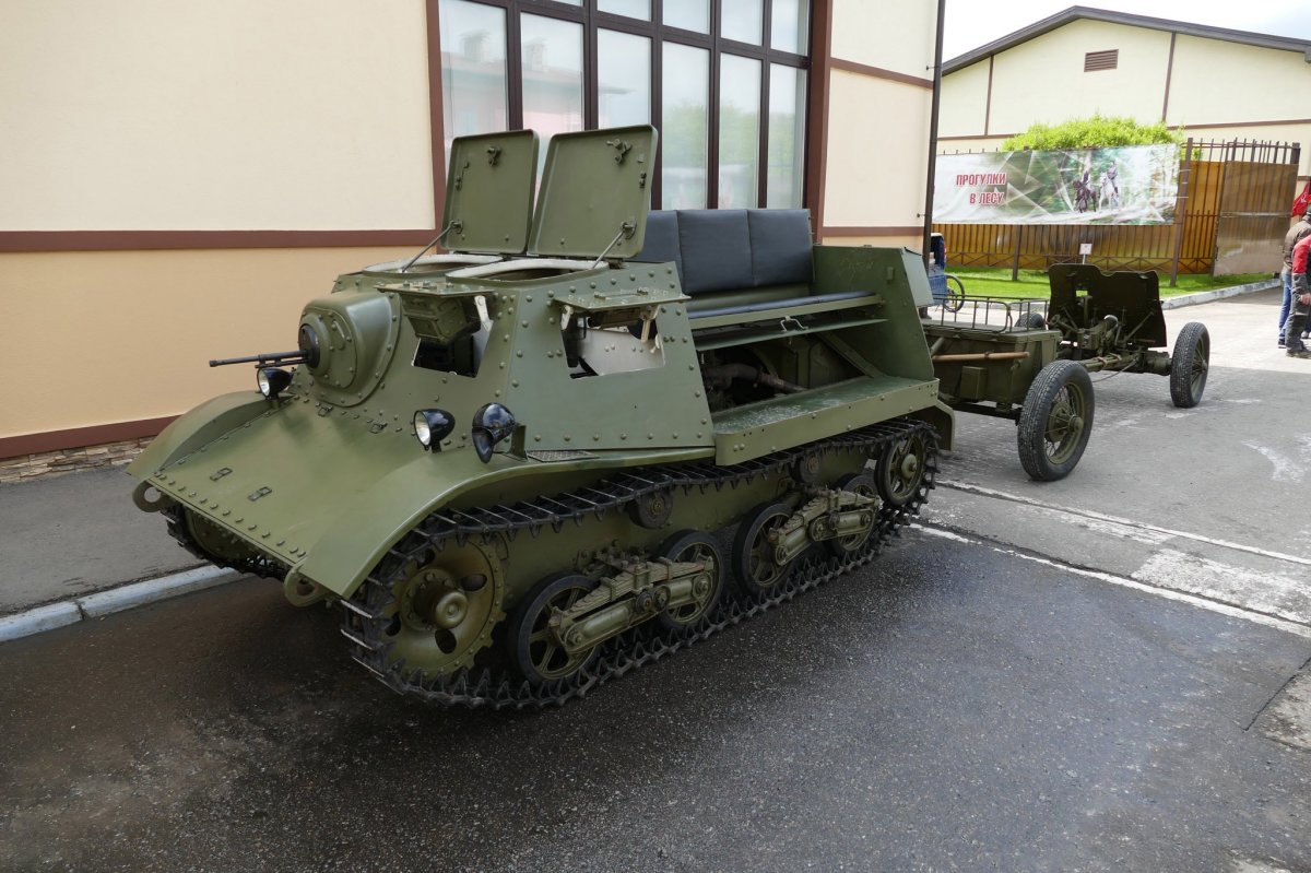 Тягач комсомолец