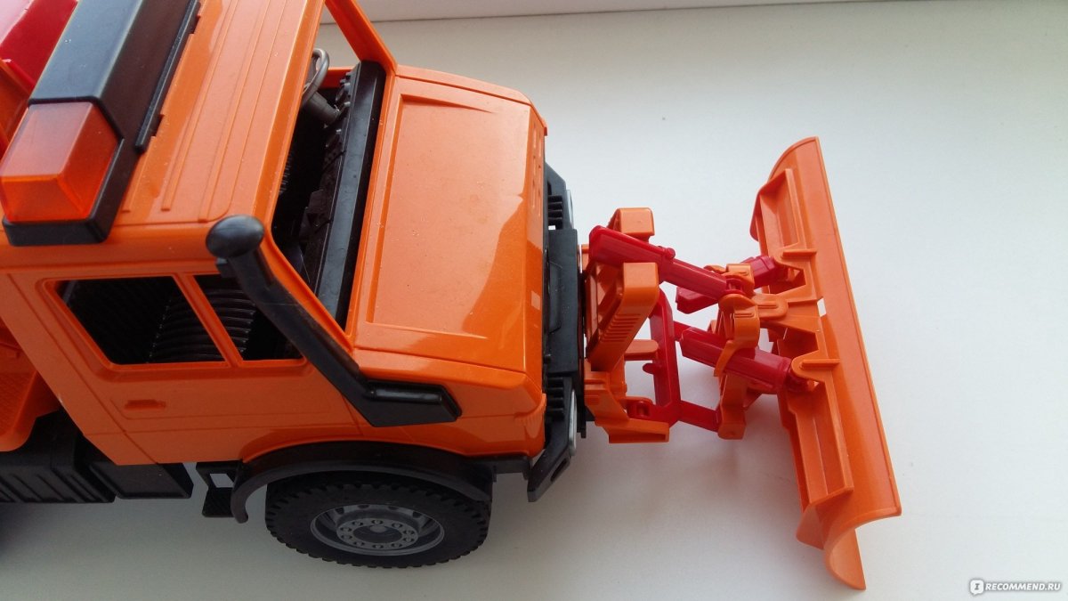 Снегоуборщик Bruder Mercedes-Benz (02-572) 1:16 47 см