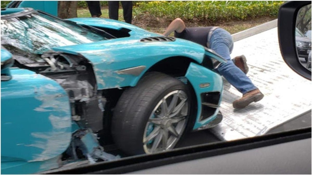 Разбитый спорткар