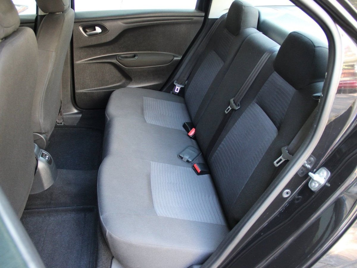 Peugeot 408 салон сзади