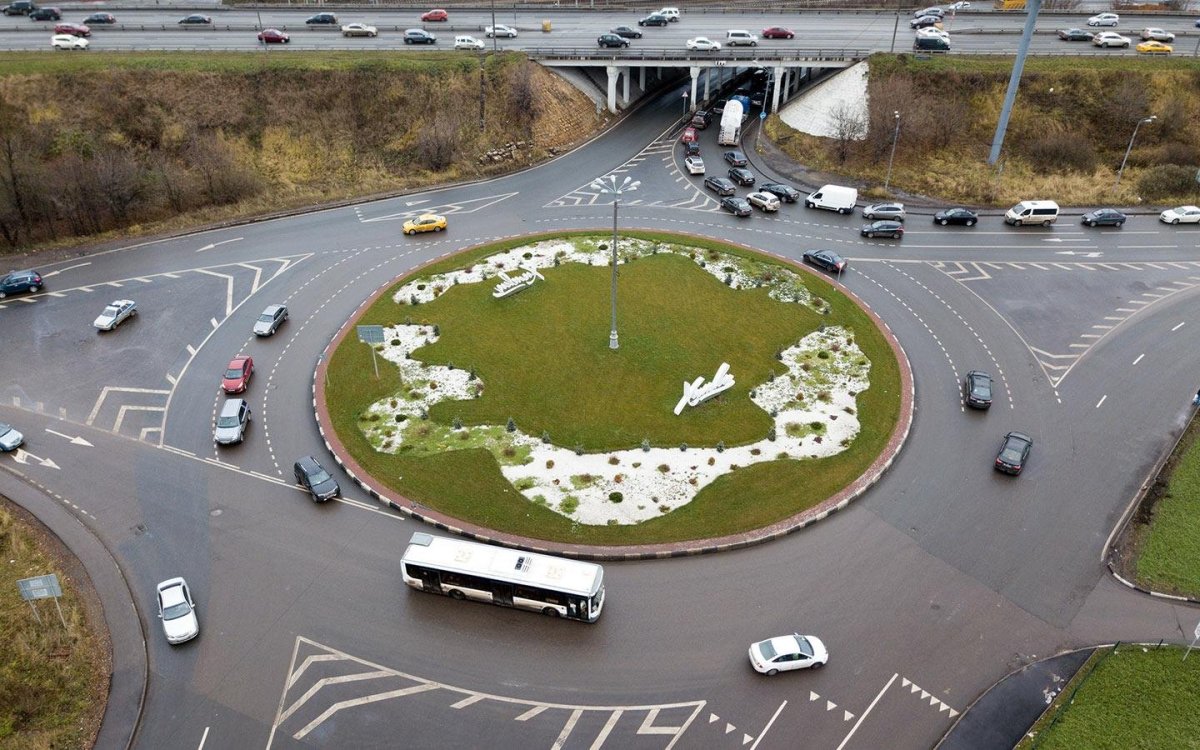 Перекресток сткруговым движением
