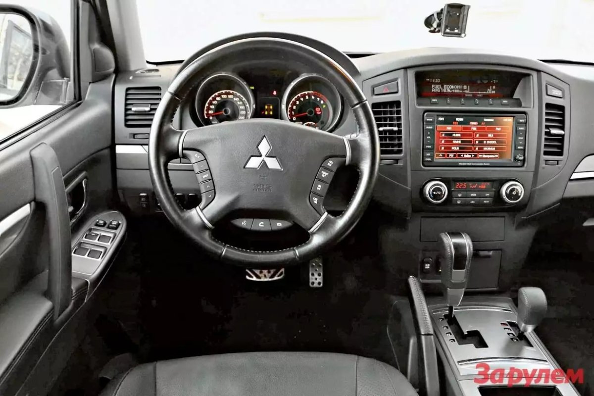 Митсубиси Паджеро 4 внутри