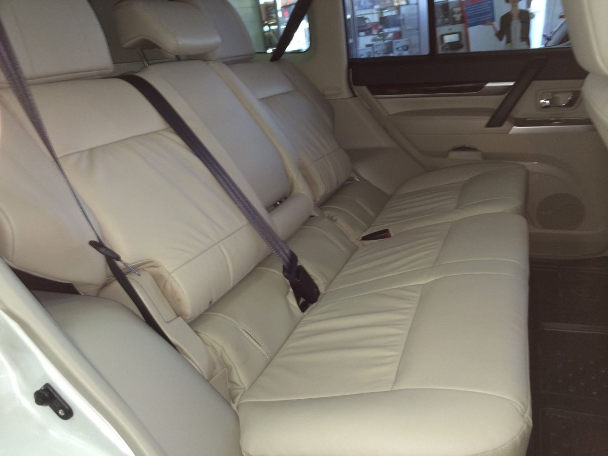 Паджеро 4 светлый салон